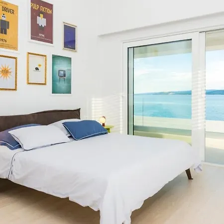 Sleeps 8 Pool Air Con Wifi