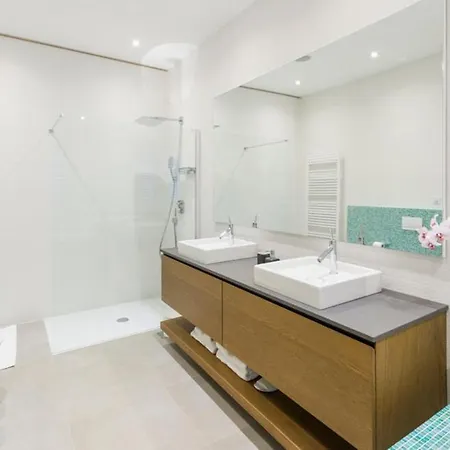 Sleeps 8 Pool Air Con Wifi